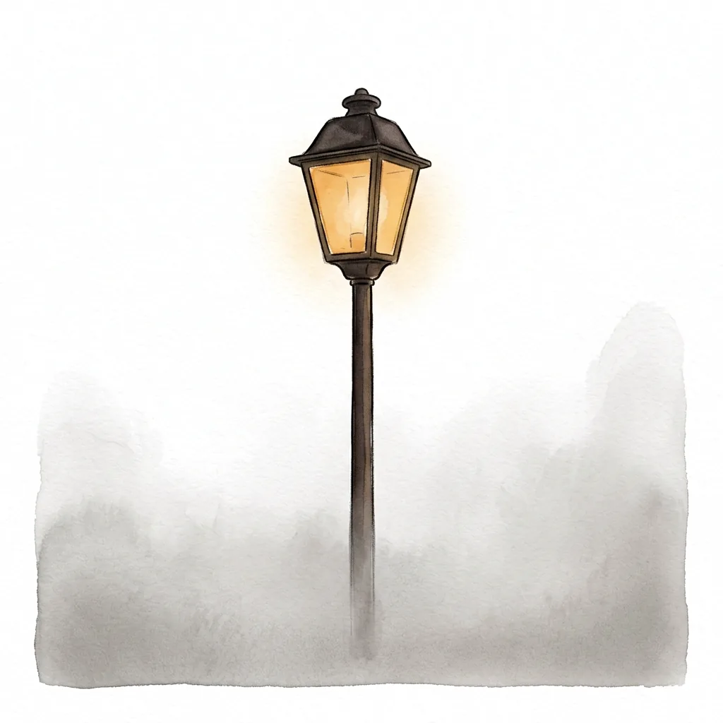 Rozsvícená pouliční lampa, jejíž spodní část mizí v měkké souvislé mlze.