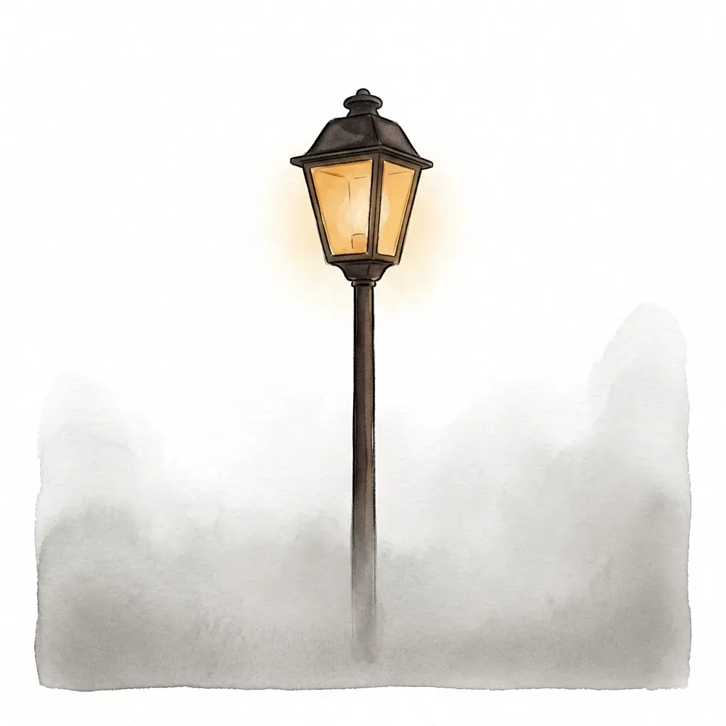Rozsvícená pouliční lampa, jejíž spodní část mizí v měkké souvislé mlze.